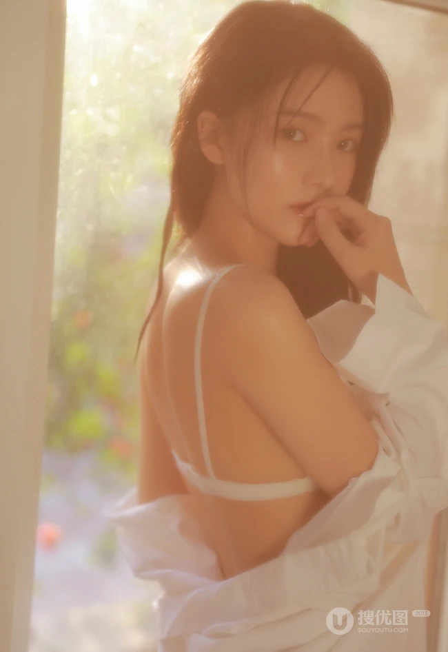 那动人的背影，逆光下的窗前长发柔女生生唯美动人室内写真图片