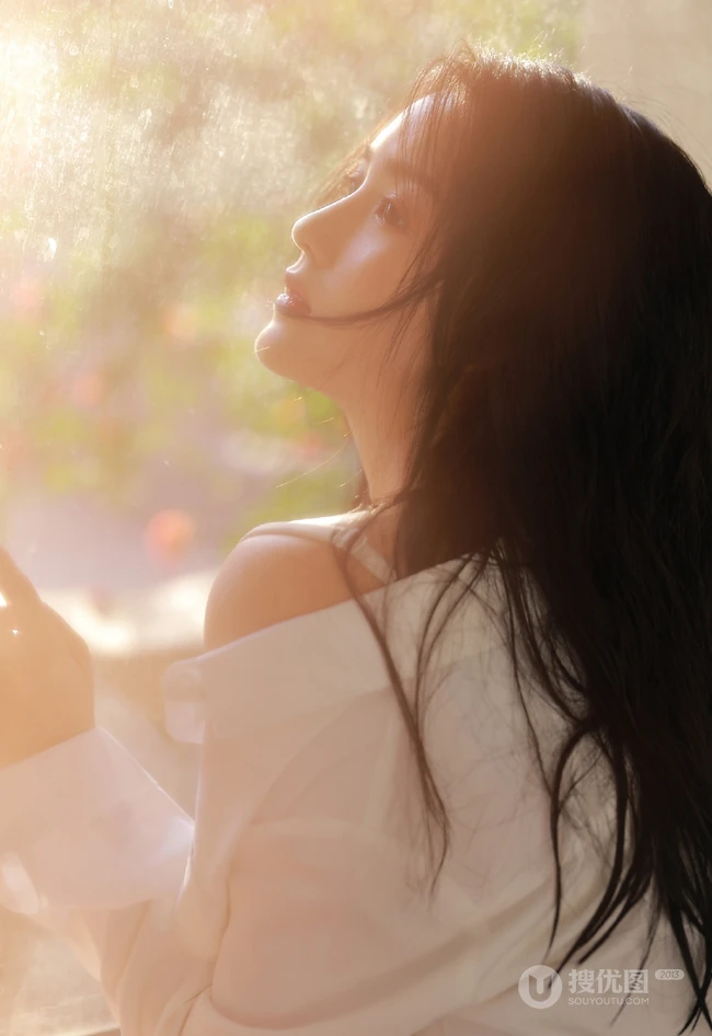 那动人的背影，逆光下的窗前长发柔女生生唯美动人室内写真图片