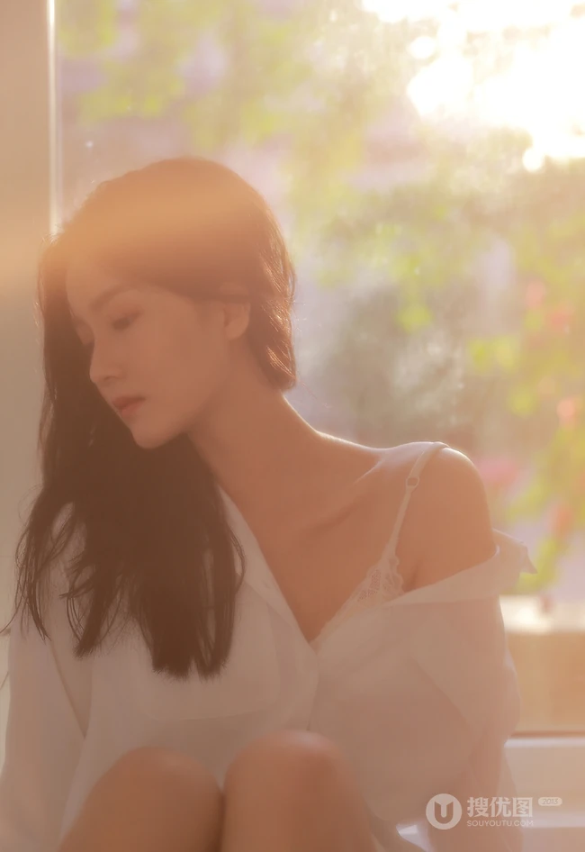 那动人的背影，逆光下的窗前长发柔女生生唯美动人室内写真图片