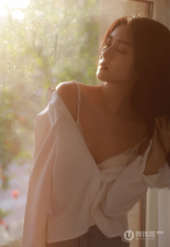 那动人的背影，逆光下的窗前长发柔女生生唯美动人室内写真图片