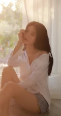 那动人的背影，逆光下的窗前长发柔女生生唯美动人室内写真图片