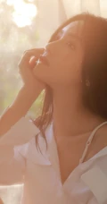 那动人的背影，逆光下的窗前长发柔女生生唯美动人室内写真图片