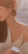那动人的背影，逆光下的窗前长发柔女生生唯美动人室内写真图片