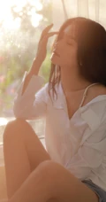 那动人的背影，逆光下的窗前长发柔女生生唯美动人室内写真图片
