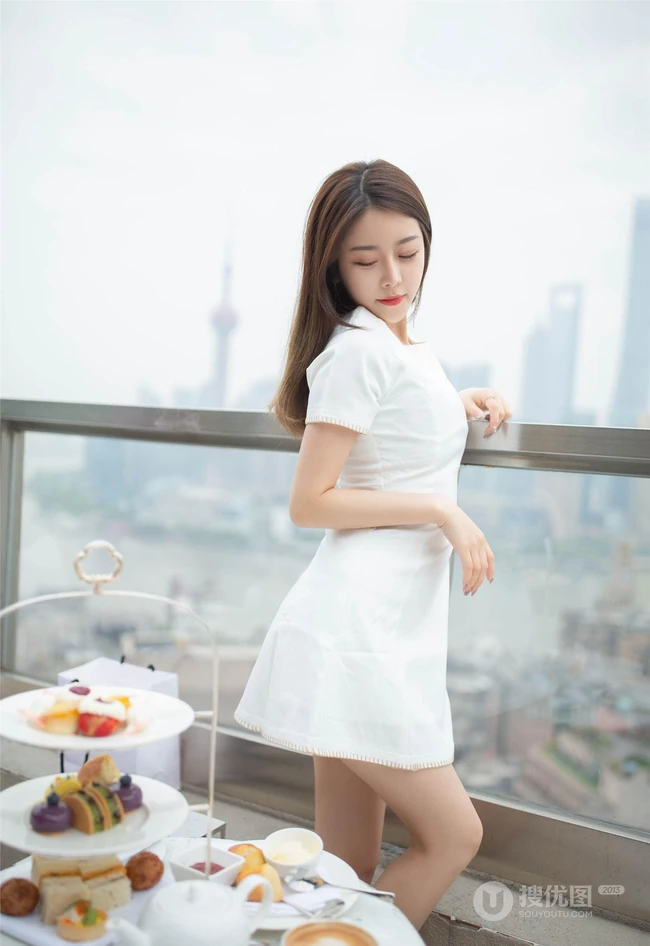气质高挑女生轻熟夏诗诗Sally纯白连衣短裙袜装超高清图集