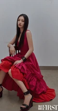 林允柔顺秀发披肩超美杂志写真，搭配玫瑰红肩带长裙尽显优雅气质