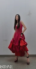 林允柔顺秀发披肩超美杂志写真，搭配玫瑰红肩带长裙尽显优雅气质
