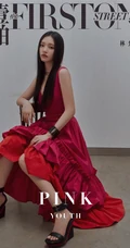 林允柔顺秀发披肩超美杂志写真，搭配玫瑰红肩带长裙尽显优雅气质