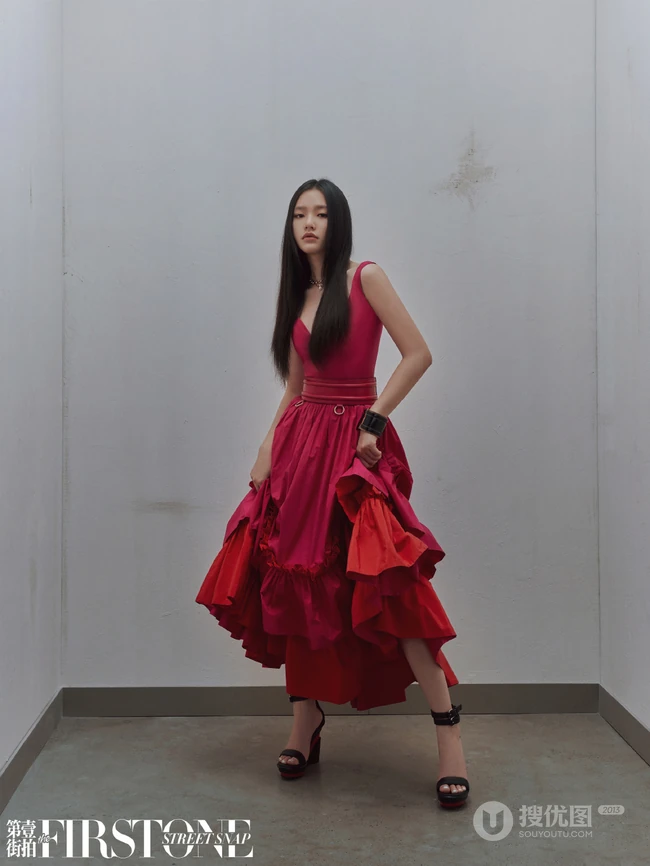林允柔顺秀发披肩超美杂志写真，搭配玫瑰红肩带长裙尽显优雅气质