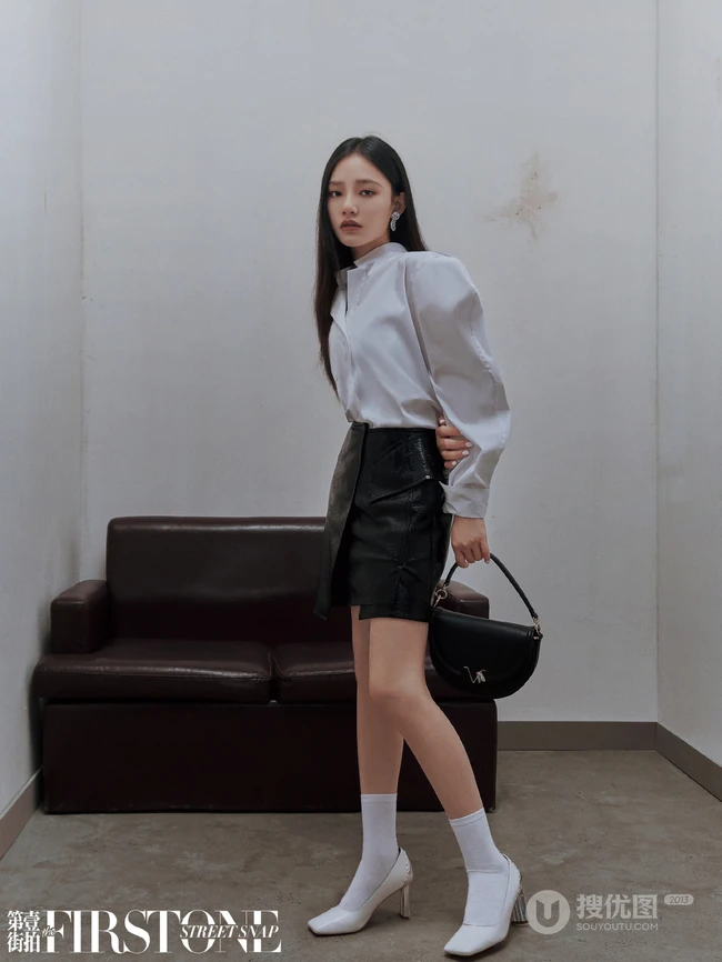 林允化身高冷气质女生，白衣皮裙又酷又美