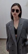 林允背心搭短裤穿搭大秀线条感，外披宽大西服，个性又另类