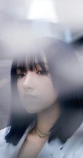 程潇纯白LOOK西装短裙高清街拍写真，微距镜头下的皮肤完美无瑕