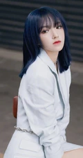 程潇纯白LOOK西装短裙高清街拍写真，微距镜头下的皮肤完美无瑕