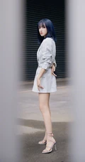程潇纯白LOOK西装短裙高清街拍写真，微距镜头下的皮肤完美无瑕