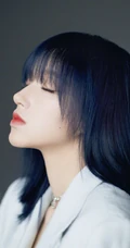 程潇纯白LOOK西装短裙高清街拍写真，微距镜头下的皮肤完美无瑕