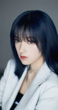 程潇纯白LOOK西装短裙高清街拍写真，微距镜头下的皮肤完美无瑕