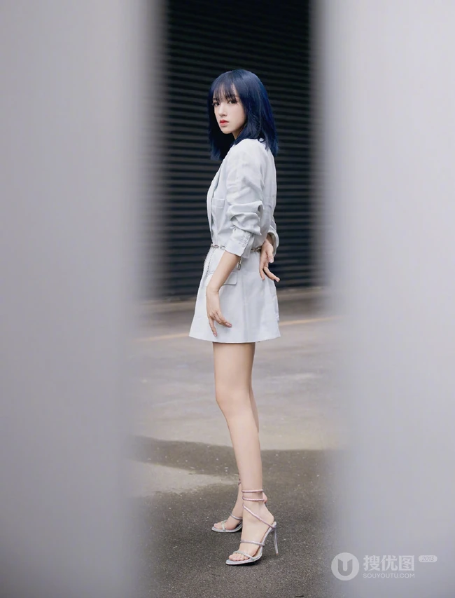 程潇纯白LOOK西装短裙高清街拍写真，微距镜头下的皮肤完美无瑕