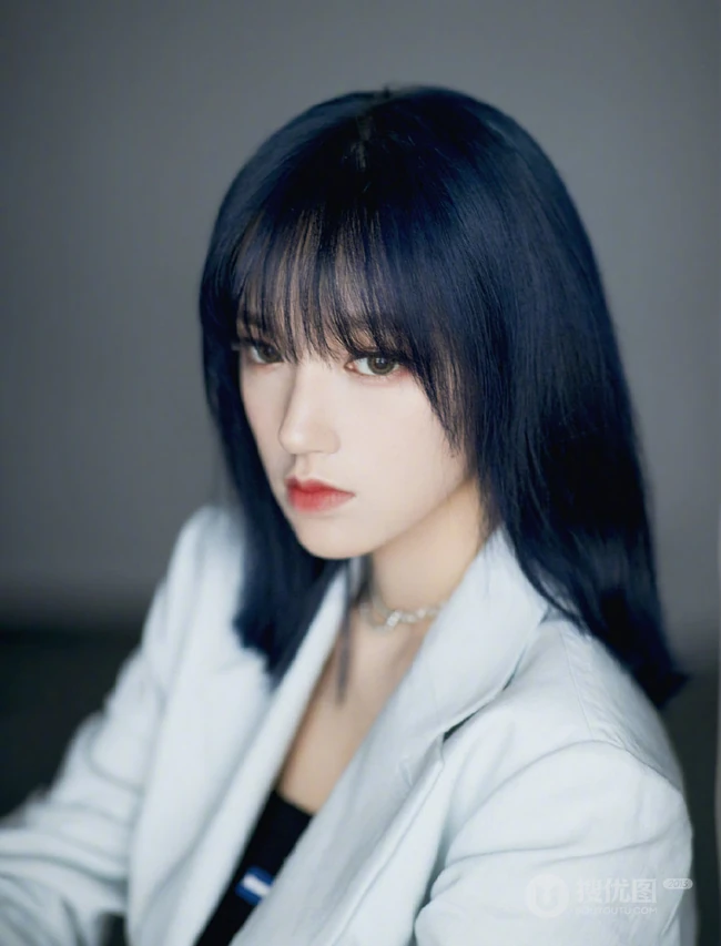 程潇纯白LOOK西装短裙高清街拍写真，微距镜头下的皮肤完美无瑕