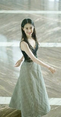 郑爽清新甜美肩带衣搭配飘逸格子裙优美写真