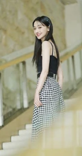 郑爽清新甜美肩带衣搭配飘逸格子裙优美写真