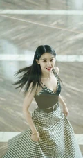 郑爽清新甜美肩带衣搭配飘逸格子裙优美写真