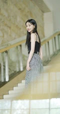 郑爽清新甜美肩带衣搭配飘逸格子裙优美写真