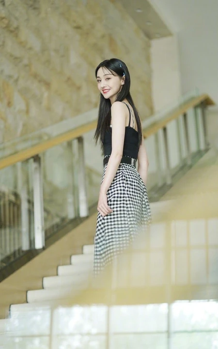 郑爽清新甜美肩带衣搭配飘逸格子裙优美写真