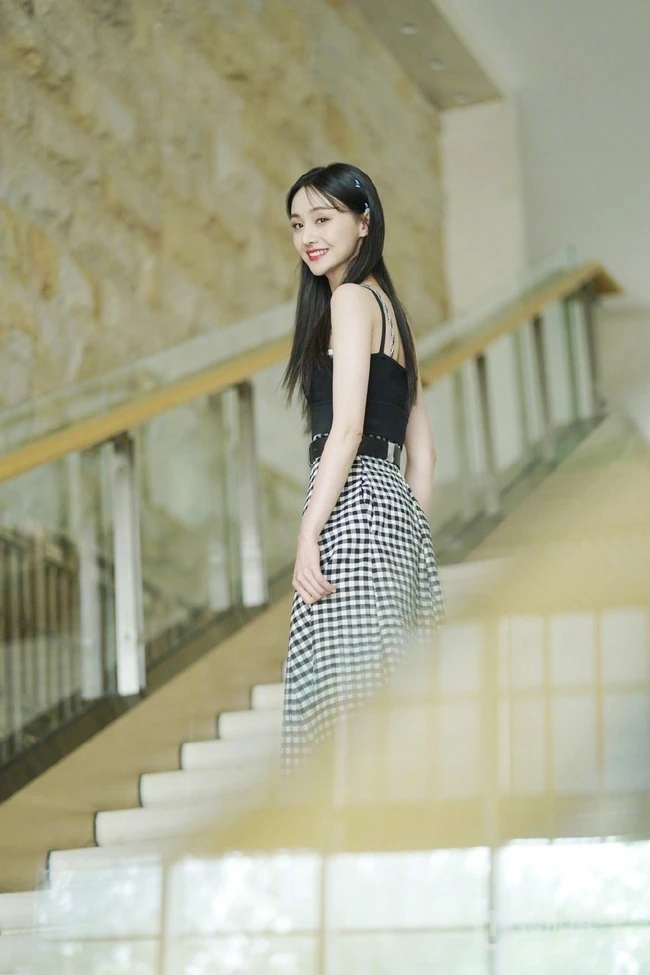 郑爽清新甜美肩带衣搭配飘逸格子裙优美写真
