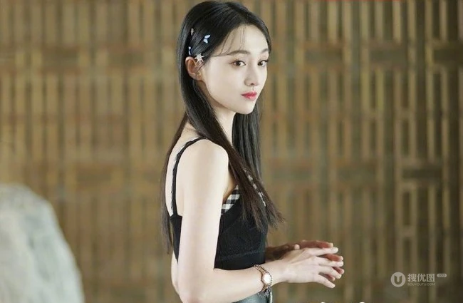 郑爽清新甜美肩带衣搭配飘逸格子裙优美写真