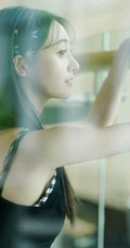 郑爽清新甜美肩带衣搭配飘逸格子裙优美写真