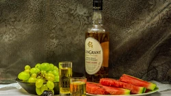传统欧式餐桌美食，葡萄酒和各式面包的壁纸图片