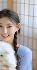 甜甜的麻花辫女孩和她的茶杯犬温馨唯美居家写真图片