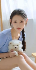 甜甜的麻花辫女孩和她的茶杯犬温馨唯美居家写真图片