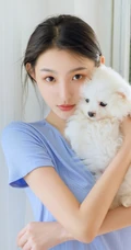 甜甜的麻花辫女孩和她的茶杯犬温馨唯美居家写真图片