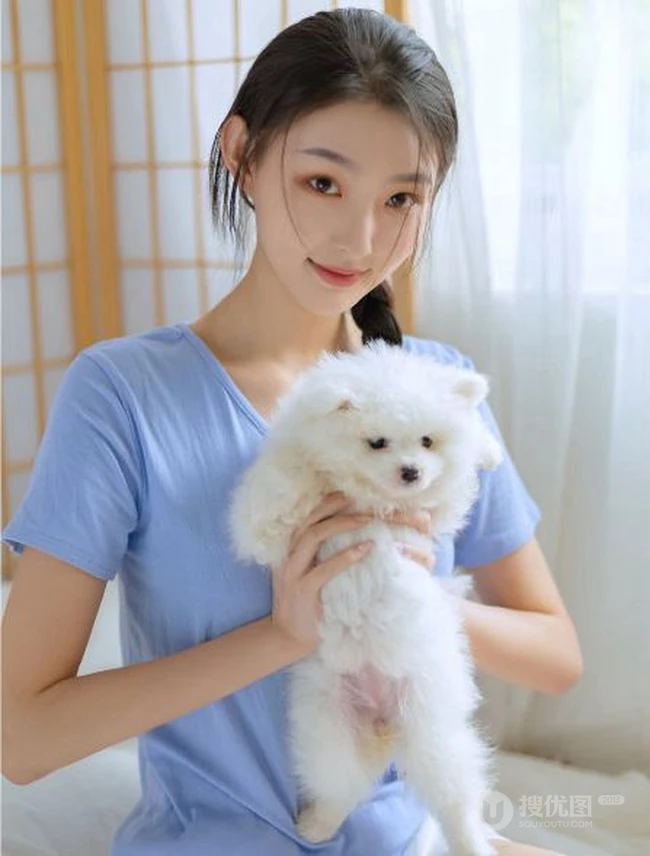 甜甜的麻花辫女孩和她的茶杯犬温馨唯美居家写真图片