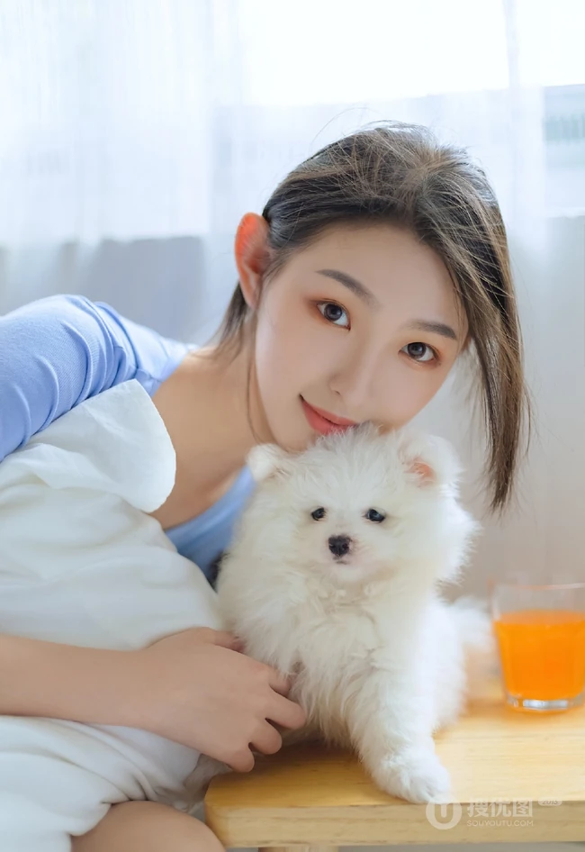 甜甜的麻花辫女孩和她的茶杯犬温馨唯美居家写真图片