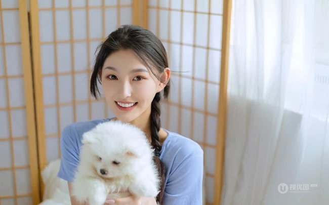 甜甜的麻花辫女孩和她的茶杯犬温馨唯美居家写真图片