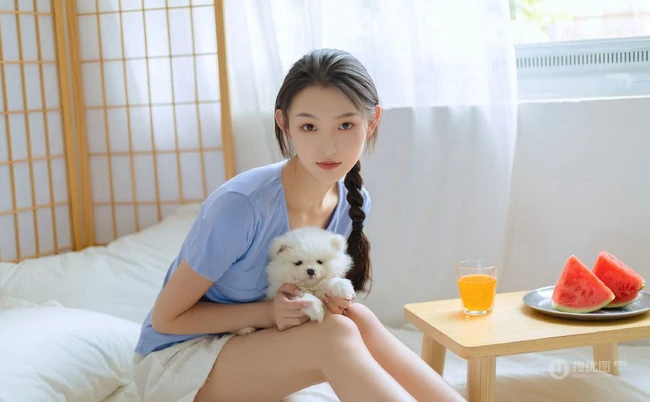 甜甜的麻花辫女孩和她的茶杯犬温馨唯美居家写真图片