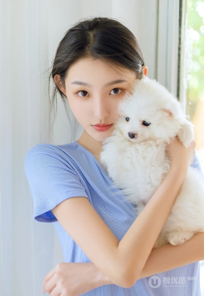甜甜的麻花辫女孩和她的茶杯犬温馨唯美居家写真图片