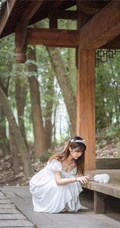肩带白裙女孩姬镜酱和她的布偶玩具唯美清新街拍写真图片