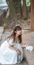 肩带白裙女孩姬镜酱和她的布偶玩具唯美清新街拍写真图片