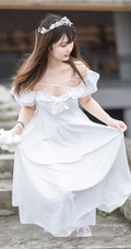 肩带白裙女孩姬镜酱和她的布偶玩具唯美清新街拍写真图片