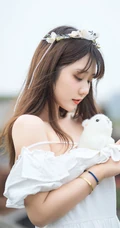 肩带白裙女孩姬镜酱和她的布偶玩具唯美清新街拍写真图片