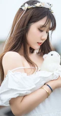 肩带白裙女孩姬镜酱和她的布偶玩具唯美清新街拍写真图片