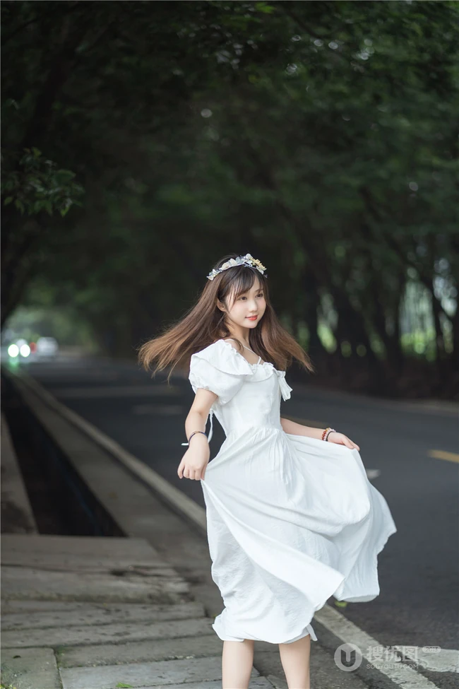 肩带白裙女孩姬镜酱和她的布偶玩具唯美清新街拍写真图片