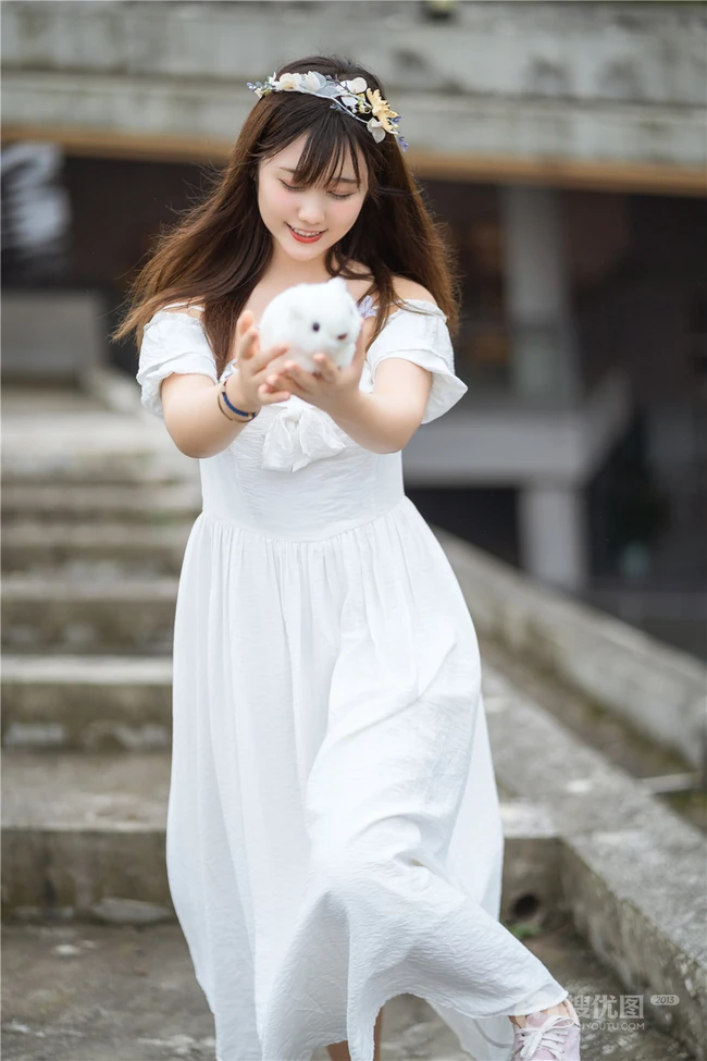 肩带白裙女孩姬镜酱和她的布偶玩具唯美清新街拍写真图片