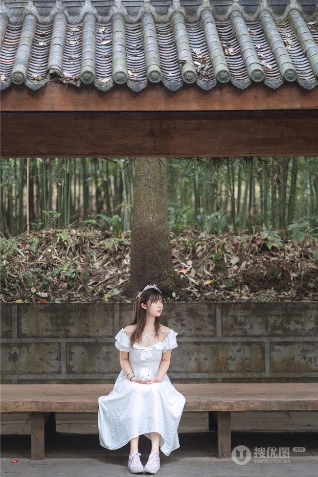 肩带白裙女孩姬镜酱和她的布偶玩具唯美清新街拍写真图片