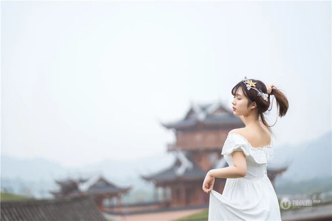肩带白裙女孩姬镜酱和她的布偶玩具唯美清新街拍写真图片