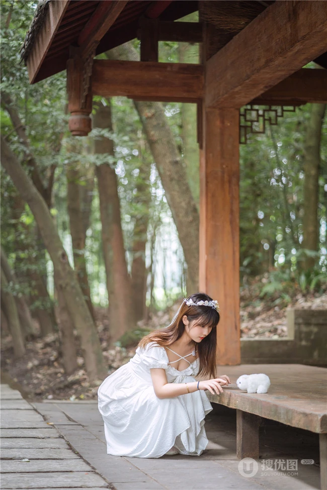 肩带白裙女孩姬镜酱和她的布偶玩具唯美清新街拍写真图片