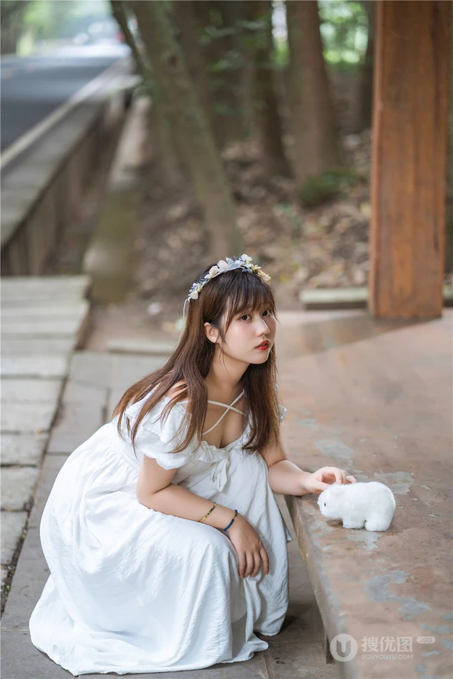 肩带白裙女孩姬镜酱和她的布偶玩具唯美清新街拍写真图片